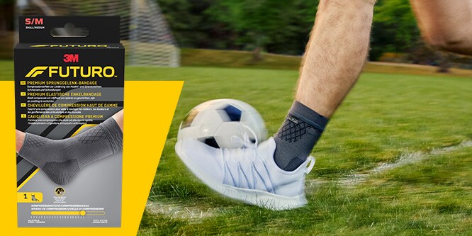 Footballeur portant un manchon de compression premium pour cheville FUTURO tout en frappant le ballon, avec l’emballage du produit visible
