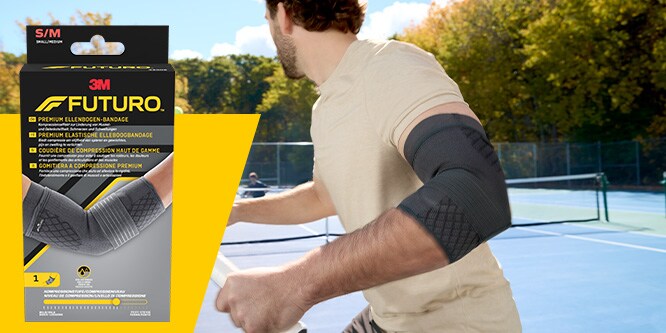 Joueur de tennis portant un manchon de compression premium pour coude FUTURO, avec l’emballage du produit visible
